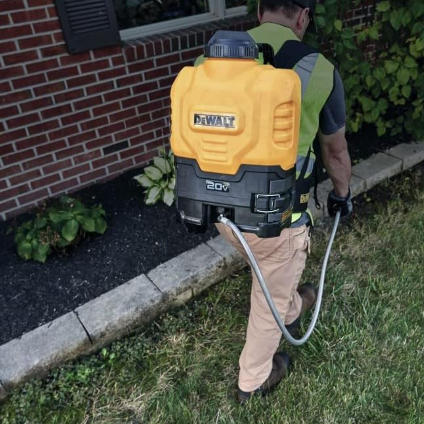DEWALT 4 Gal. Battery Operated Backpack Sprayer