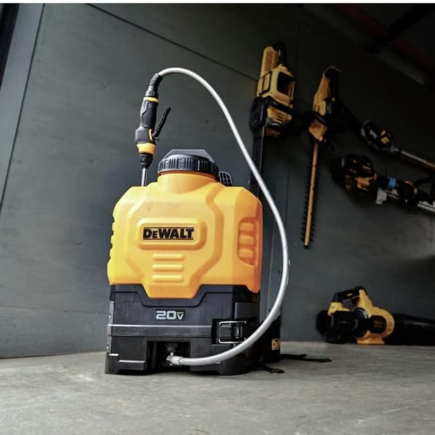 DEWALT 4 Gal. Battery Operated Backpack Sprayer