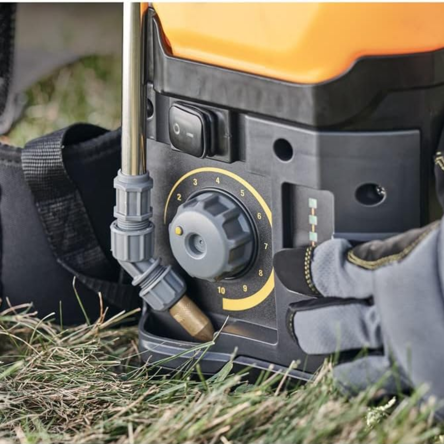 DEWALT 4 Gal. Battery Operated Backpack Sprayer